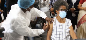 ENFERMEIRA AMÉLIA GOURGEL RECEBE PRIMEIRA DOSE CONTRA COVID-19 EM ANGOLA