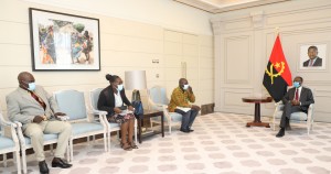 O Vice-Presidente da República, Bornito de Sousa, recebeu em audiência Joana Castelo Branco, Mário Cuambua e José Adão Domingos, três dos fundadores do “Clube Jovens Amigos do Inglês de Angola”.