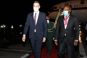 Primeiro Ministro de Espanha, Pedro Sánchez Pérez Castejón (Esq) recebido no Aeroporto 4 de Fevereiro pelo Ministro das Relações Exteriores Tete António Cortesia de Santos  Fotografia por: Pedro/Edições Novembro